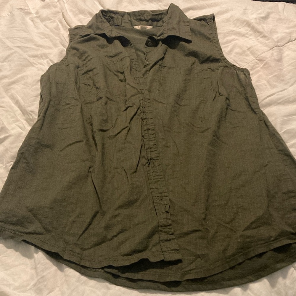 Sleeveless olive 🫒 green top